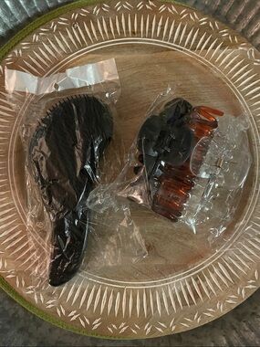 Hair De-tangler and Hair Clip Set
